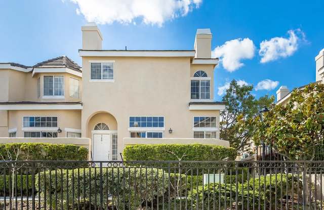 Townhouse with attached Garage Full of Natural Light & Chic Open-Floor Plan Gallery 1