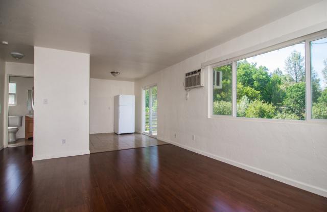 2 BED/1 BATH W/ PRIVATE BALCONY Gallery 3