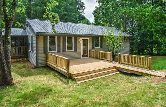 Cozy 3 Bedroom 1.5 Bathroom Home Nestled In Black Mountain - 16 Shady Knoll Lane, Buncombe County, NC 28711