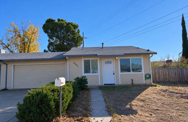 Charming 2 Bedroom Duplex with Garage & Fenced Backyard in Anderson! Gallery 1