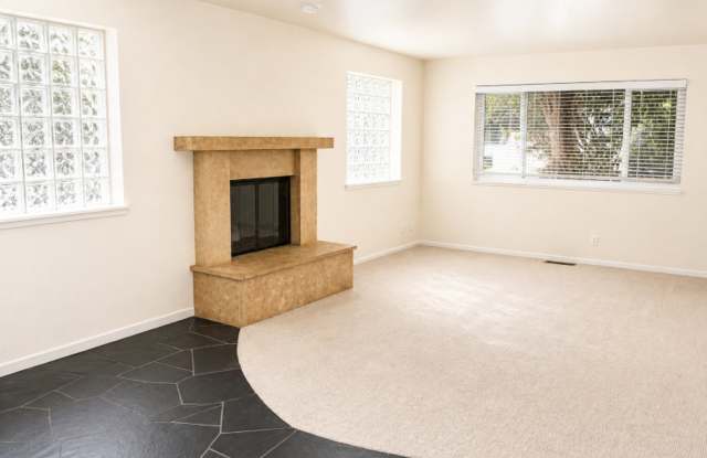 Charming 2BR/1BA Lower Duplex – One Block from Caledonia Street photos photos