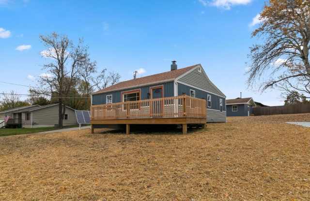 3 bed/2 bath, 1863 sqft home! 702 South 10th Ave in Ozark MO! photos photos