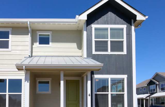 Beautiful 2 bed 2.5 Bath Townhome in West Greeley Available Early June! photos photos