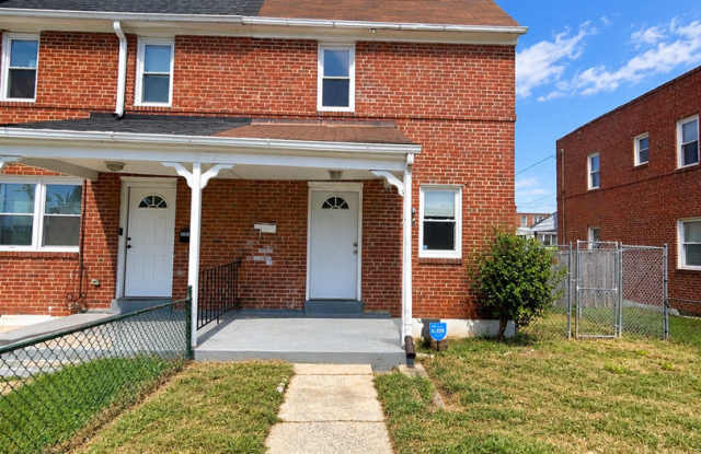 Charming Townhome with Private Deck & Fenced Yard Gallery 3