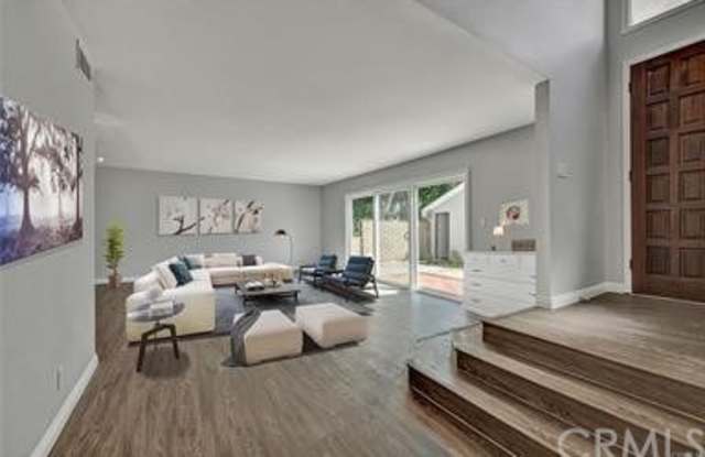 4711 Royce Road Gallery 4