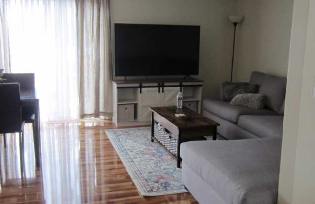901 Mammoth Road Gallery 2