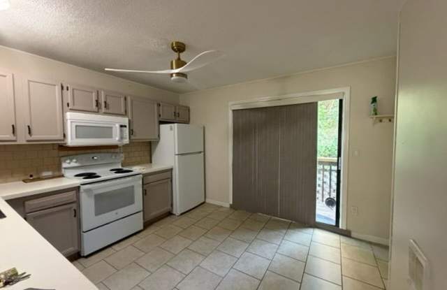 2 Bedroom 1.5 bath condo with attached garage Gallery 4