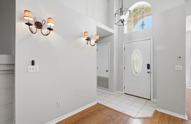 Lovely Corner Lot Danforth Home! Gallery 4