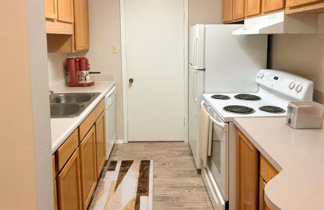 Diamond Lakes Apartment Homes Gallery 3