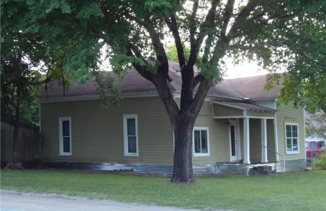 1001 E Washburn - 1001 Washburn St, Taylor, TX 76574