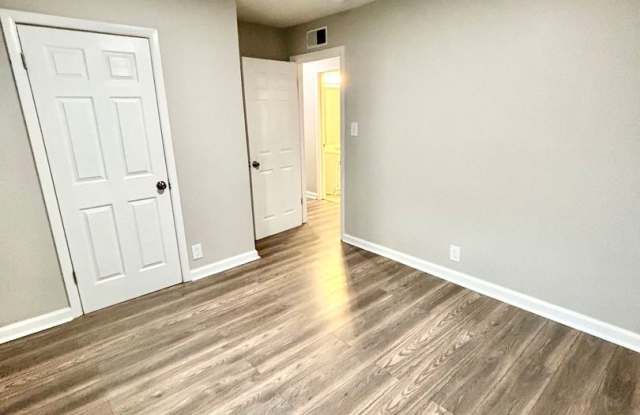 2215 Sutton-Move in ready! Gallery 4