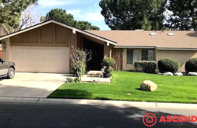 3 Bed / 1.5 Bath with Full Appliances, In-Unit Laundry & Community Pool — Garage Included photos photos