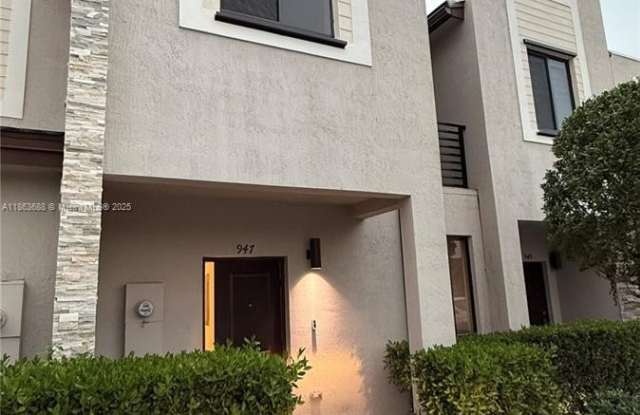 947 NE 211th St photos photos