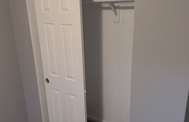 2-Bedroom Apartment Conveniently in Lakewood Gallery 3