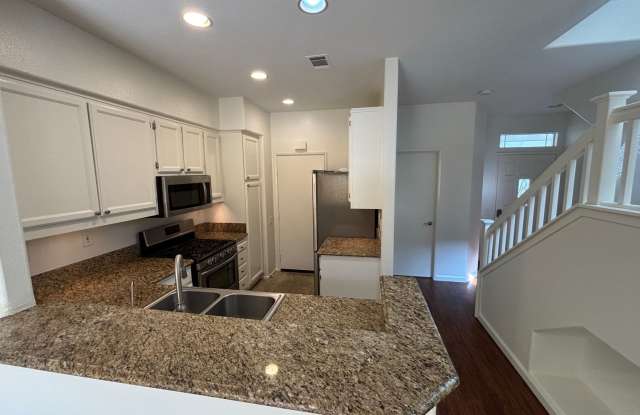 2 Bedroom Townhome for Rent in Valencia! Gallery 4