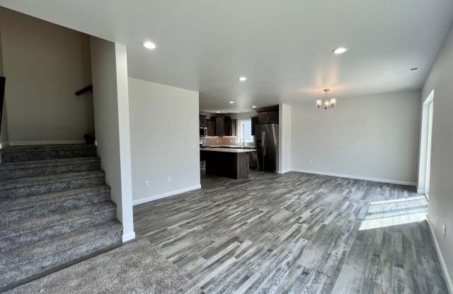 4 Bed | 2 Bath | 2 Stall Garage | Single Family Home Gallery 3