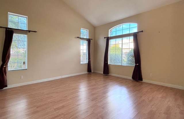 Stunning Updated 4-Bedroom Home with Private Spa in Summerlin North Gallery 4