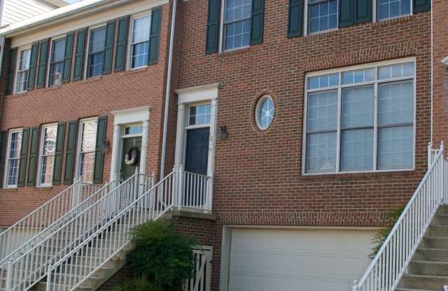 Large luxury townhouse near Vienna Metro - 125 Roland Court Southwest, Vienna, VA 22180