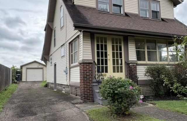 Beautiful 3BR/1.5BA Akron Home | Updated Kitchen | Garage | Enclosed Porch Gallery 4