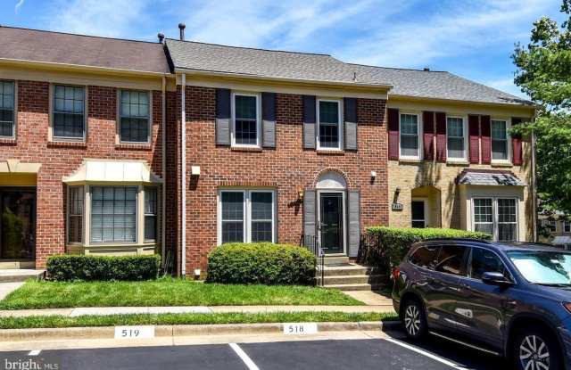 With a versatile layout, bright interiors, and an unbeatable location, this townhome is ready to welcome its next residents. photos photos