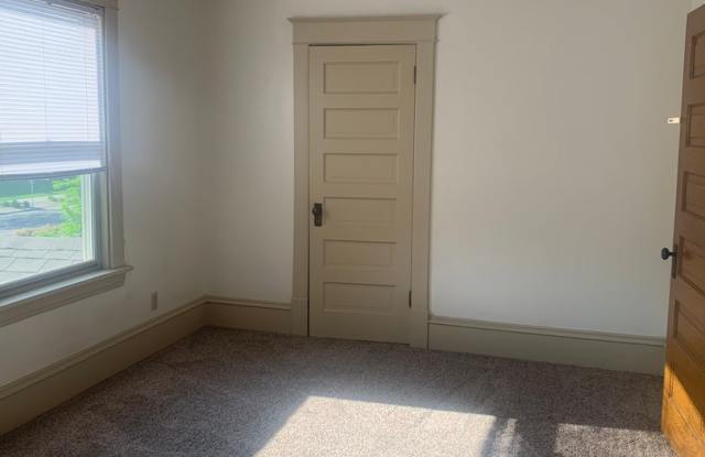 June 2027-Across the Street from Hamline~ 6 Bedroom House- 1 Kitchens- Garage and Off Street Parking!!! Gallery 3