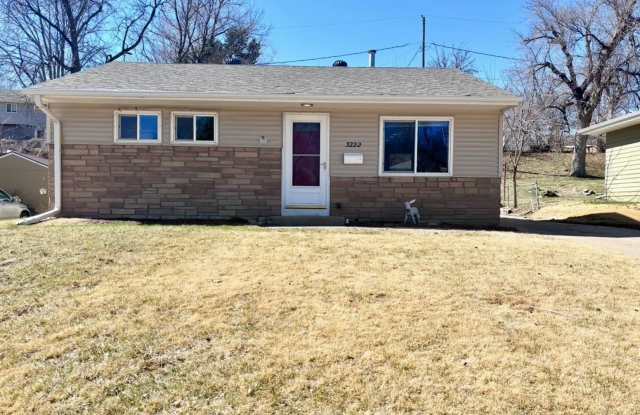 3222 S 40th St – Freshly Renovated 2 Bed/1 Bath Ranch | Detached Garage, New Flooring Throughout photos photos