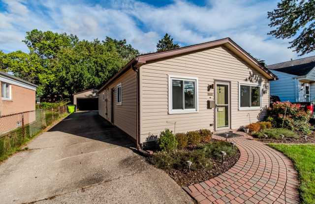 Charming 3-Bedroom, 1-Bathroom, Full Equipped Kitchen, Washer-Dryer included, and 2-Car Garage Gallery 3
