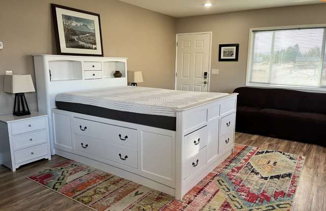 AVAILBLE NOW: SUPER SWEET SHORT TERM FURNISHED STUDIO on 20 Acre Tumalo Ranch photos photos
