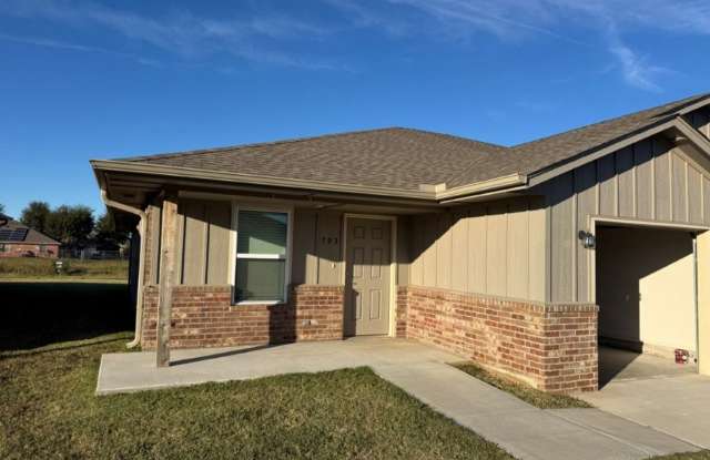 55 plus Living in Newcastle! Concierge maintenance, lawncare and all appliances provided! photos photos