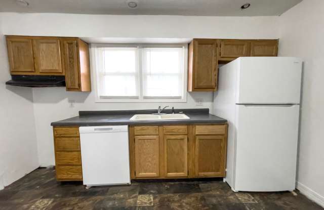 For Rent: 722 S Hackley St: 2 Bedroom 2 Bathroom Home! W/D Hookups! Enclosed Front Porch! Gallery 4