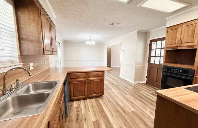 Welcoming 3-Bedroom Home with Fireplace and Covered Patio Gallery 3