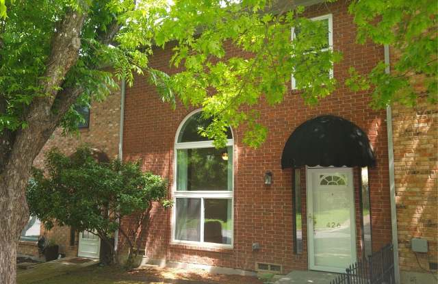 426 W Oak Street Gallery 1