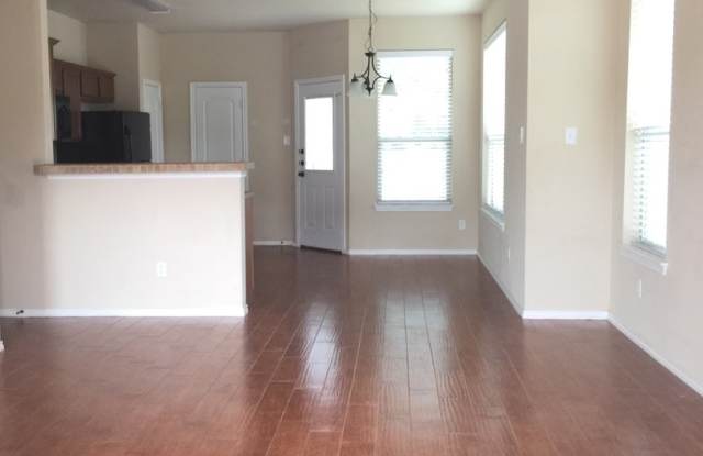 AVAILABLE NOW!  Beautiful 3 Bedroom Duplex Located in New Braunfels, Texas! Gallery 3