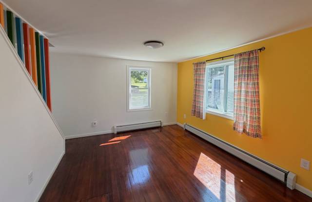 Beautifully Renovated Home with Dedicated Home Office in a Quiet Neighborhood Gallery 4