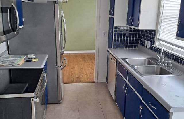 3 bed 2 bath 1 car garage, with fenced in backyard right in Aksarben! Gallery 3