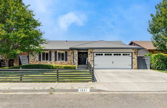 3 bedroom home for RENT in Turlock with built-in POOL photos photos