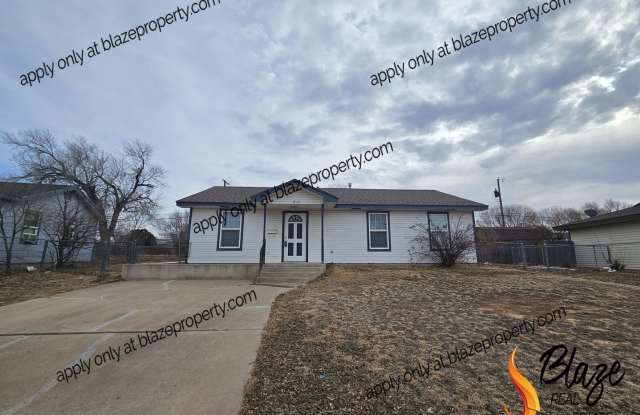 Spacious 3-Bedroom Home with Large Backyard Gallery 1