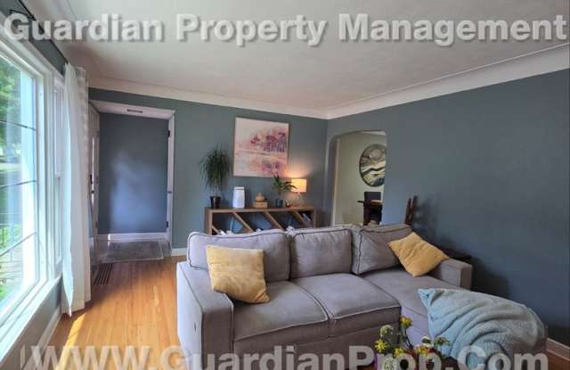 St Louis Park Single Family Home, 2 Car Garage, Fenced Yard, Hardwood floors, available 10/1 Gallery 3