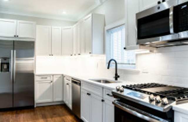 ROOM FOR RENT IN 5-BEDROOM TOWNHOUSE IN OAK SQUARE | IN-UNIT LAUNDRY + PARKING Gallery 4