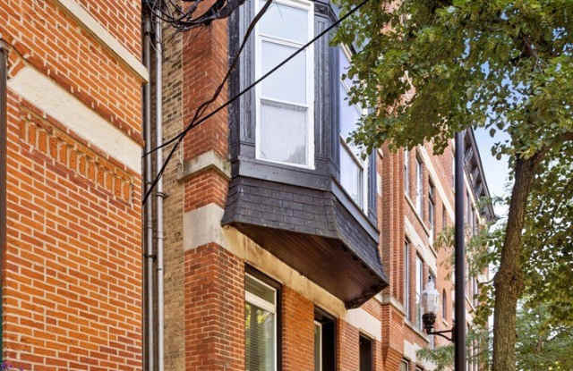 219 W Wisconsin Street Gallery 2