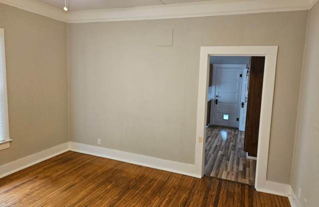 2 Bed/ 1 Bath Home • Newport Gallery 4