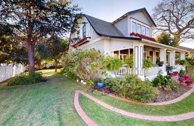 Spacious Historic Home on a Large Corner Lot - Walkable to Many Restuarants and Parks Gallery 4