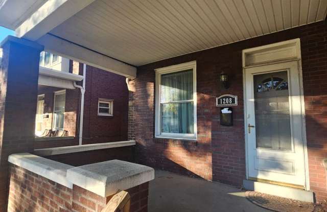 AVAILABLE FOR NOW!! 3BR/1BA WITH GARAGE!! Gallery 4