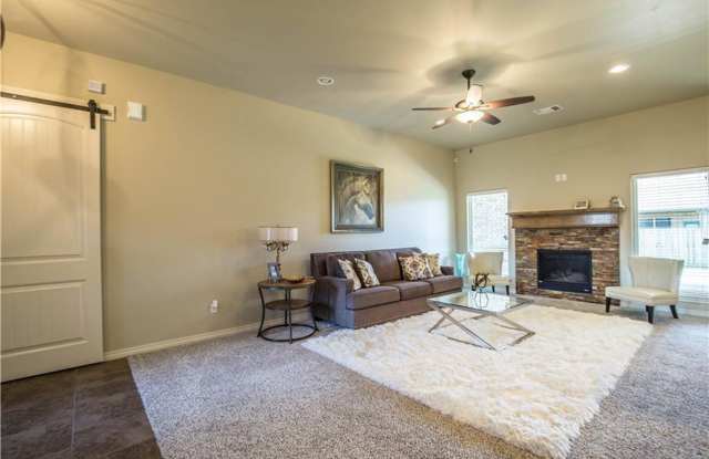 Beautiful 4 Bedroom 2 Bath Home in Mustang School District! Gallery 4