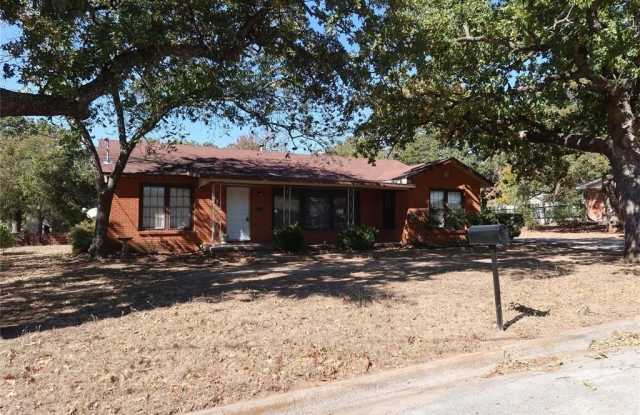 1002 Lowrie Street - 1002 Lowrie Street, Bowie, TX 76230