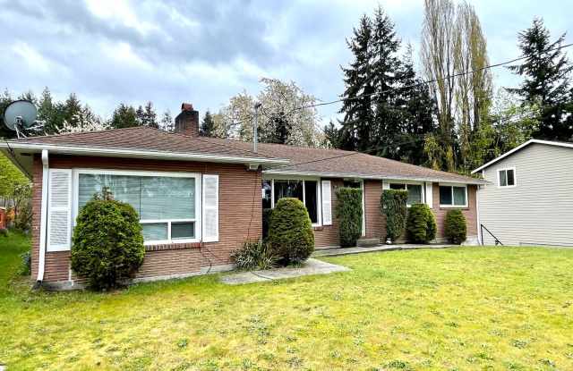 University Place 4bd 2 bath home with great yard. photos photos