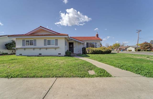 Beautiful 3 Bed / 2 Bath Home in North Yuba City photos photos
