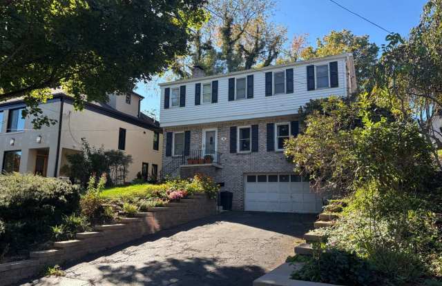 Charming 4BR House in the Mission Hills of Mt. Lebanon, Pittsburgh Gallery 1