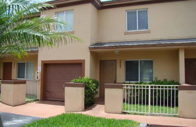!!DISCOVER OPEN SPACES OF "THE PARK" Luxurious 2/2.5 Townhouse call for specials!!$$ Gallery 1