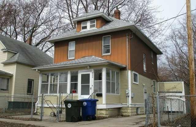 HOUSE FOR RENT 3 BR, 1 BA - Attached Garage - Central Air - Fenced in yard, - 820 West Mullan Avenue, Waterloo, IA 50701